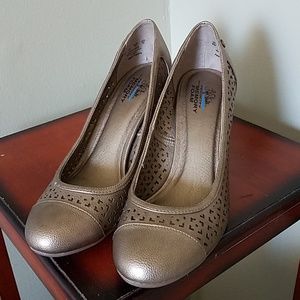 Bronze pumps with wood heel detail